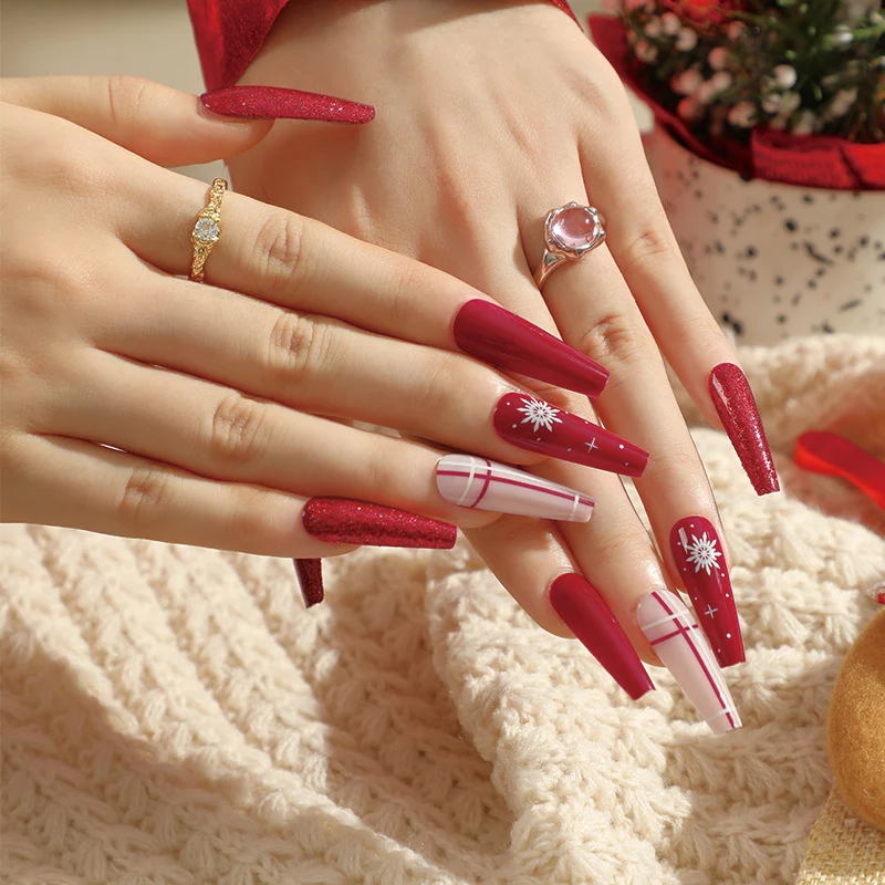 Kunstvolle Nagelkunst mit floralem 3D-Design Karnz
