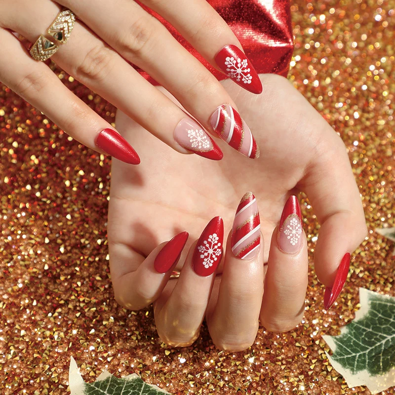 Kunstvolle Nagelkunst mit floralem 3D-Design Karnz