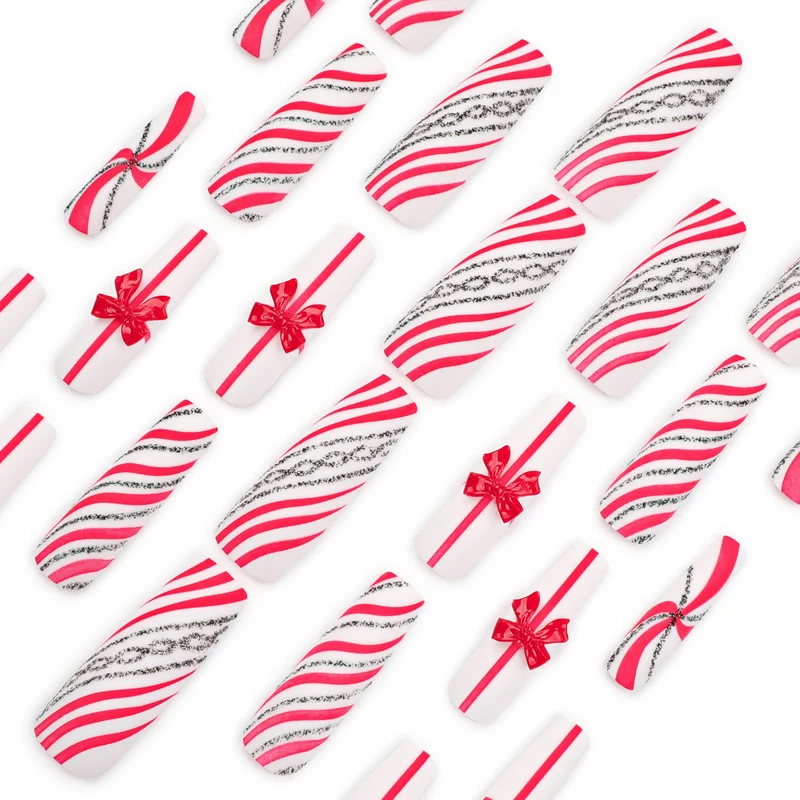 Kunstvolle Nagelkunst mit festlichen Schleifen und Weihnachtsmotiven Karnz