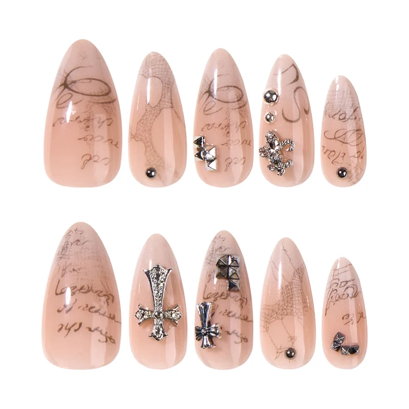 Kunstvolle Nagelkunst mit exklusiven Metallverzierungen Karnz