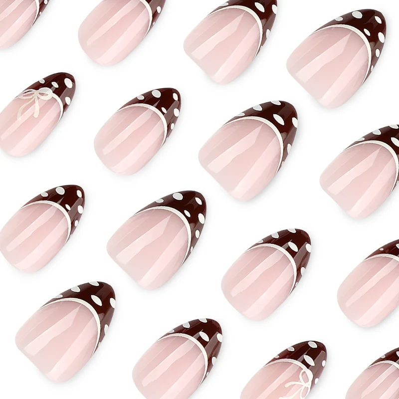 Kunstvolle Nagelkunst mit eleganter Spitzenverzierung Karnz