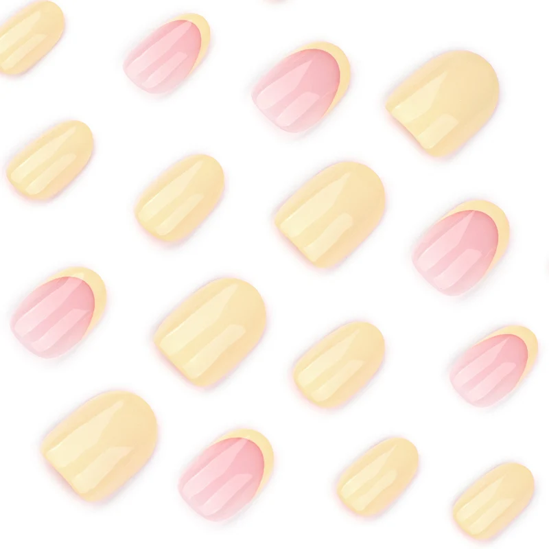 Kunstvolle Nagelkunst mit eleganter French-Spitze Karnz