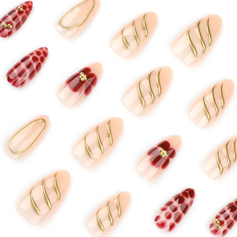 Kunstvolle Nagelkunst mit eleganten Verzierungen Karnz
