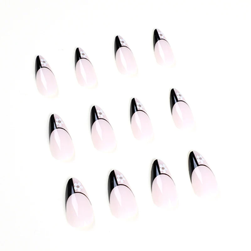 Kunstvolle Nagelkunst mit eleganten Schwarz-Weiß-Design und floralen Akzenten Karnz