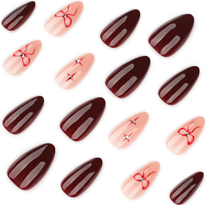 Kunstvolle Nagelkunst mit eleganten Schleifen und Strassverzierungen Karnz