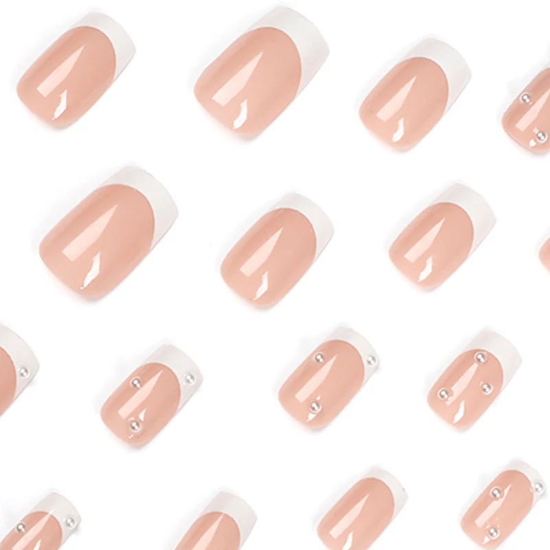 Kunstvolle Nagelkunst mit eleganten Perlen- und Glitzerakzenten Karnz