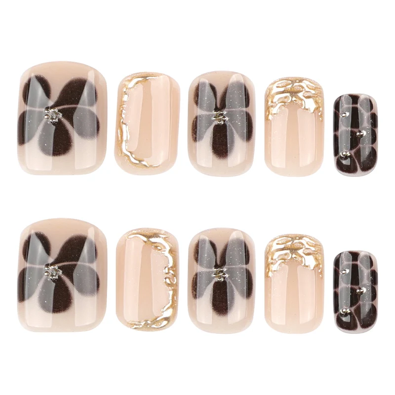 Kunstvolle Nagelkunst mit eleganten goldenen Akzenten Karnz