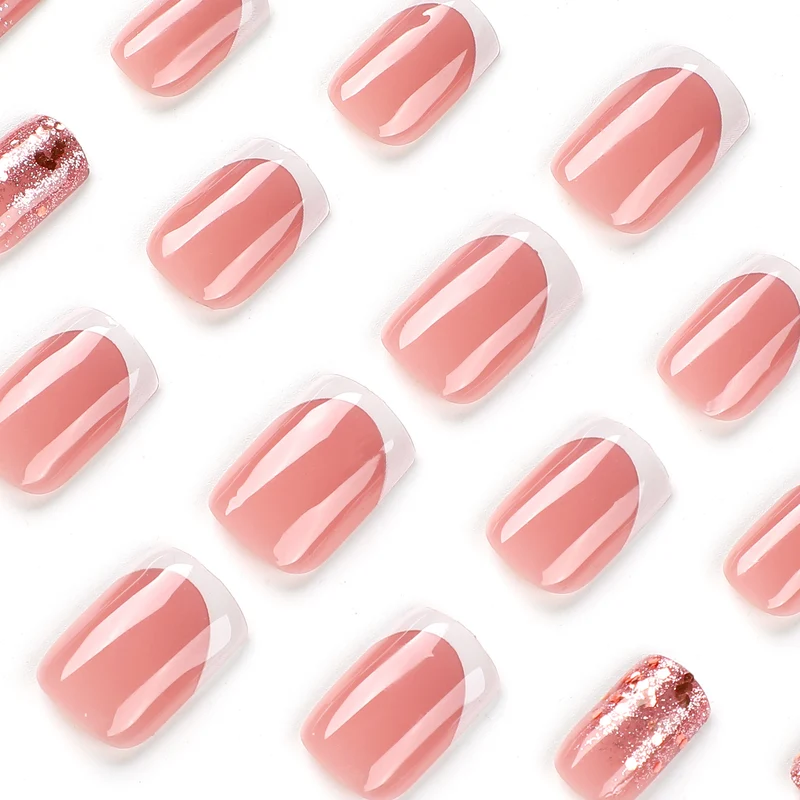 Kunstvolle Nagelkunst mit eleganten Glitter- und French-Spitze Akzenten Karnz