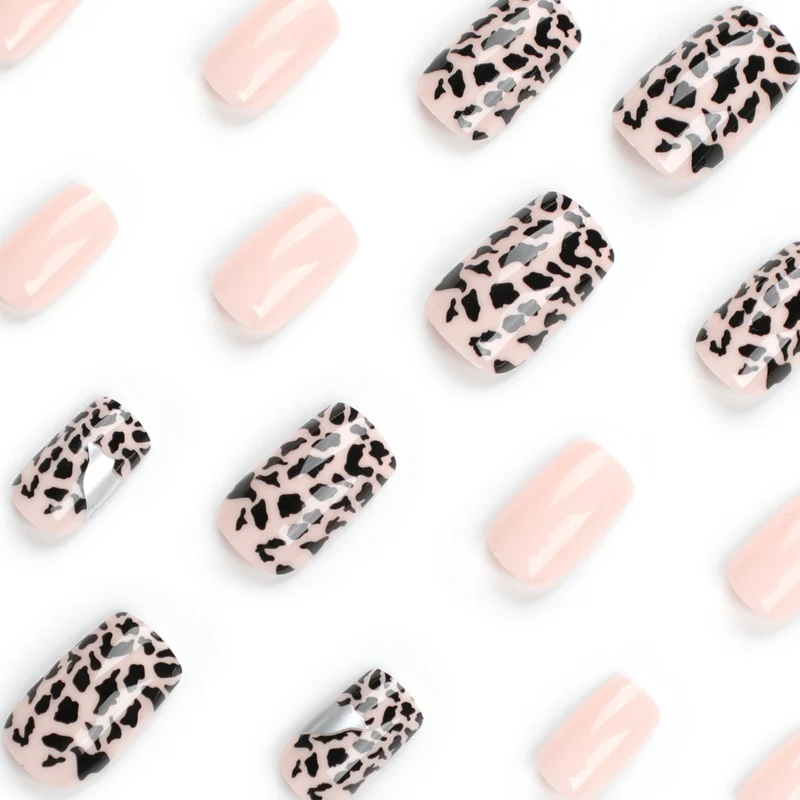 Kunstvolle Nagelkunst mit elegantem Tierdesign Karnz