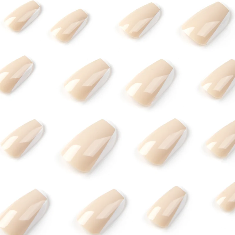 Kunstvolle Nagelkunst mit elegantem French-Tip Karnz