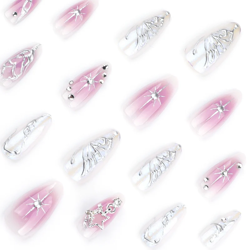 Kunstvolle Nagelkunst mit einzigartigen 3D-Verzierungen und Glitzerakzenten Karnz