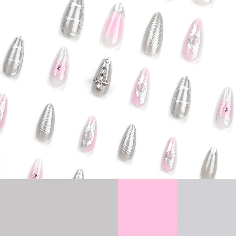Kunstvolle Nagelkunst mit edlen Verzierungen Karnz