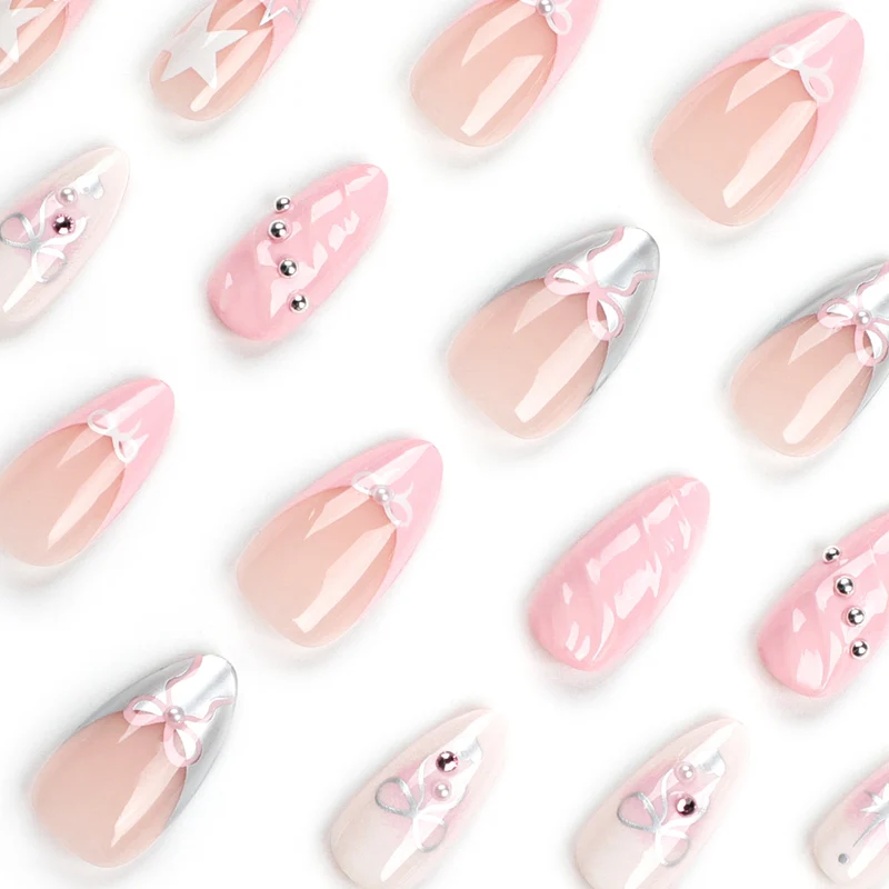 Kunstvolle Nagelkunst mit dekorativen Schleifen und Glitzerakzenten Karnz