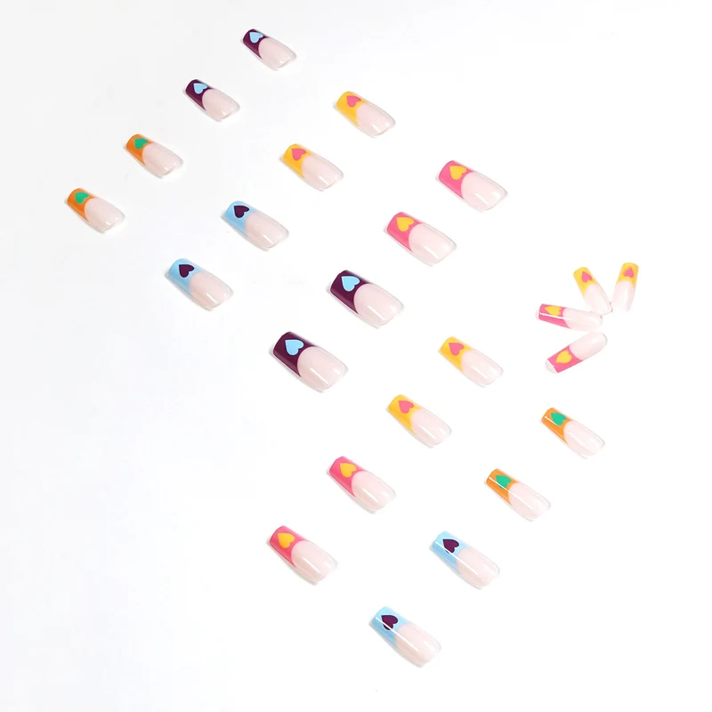 Kunstvolle Nagelkunst mit bunten Herzmotiven Karnz