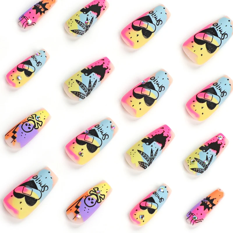 Kunstvolle Nagelkunst mit buntem Motiv und Glitzerverzierung Karnz
