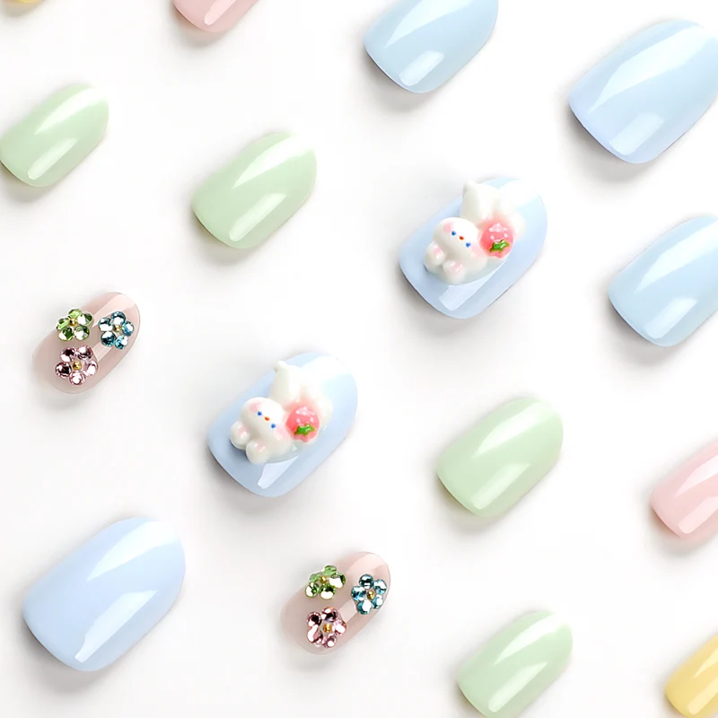 Kunstvolle Nagelkunst mit Blütenverzierungen Karnz