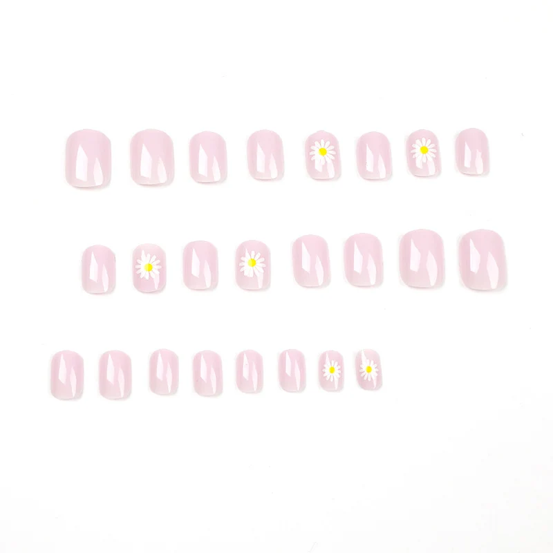 Kunstvolle Nagelkunst mit Blütenmotiv Karnz