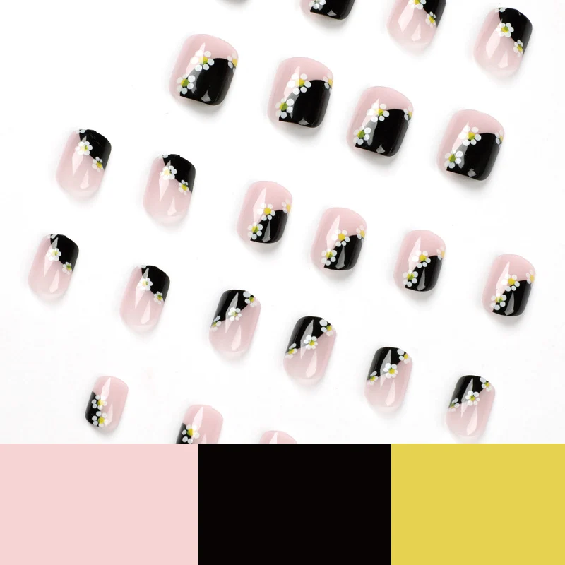 Kunstvolle Nagelkunst mit Blumenmuster Karnz