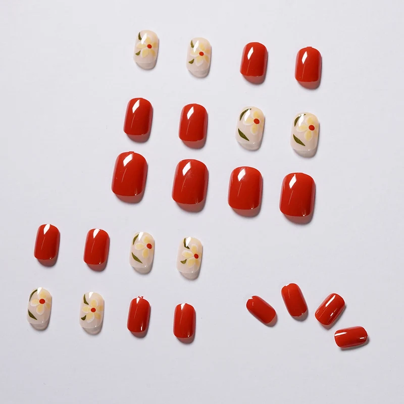 Kunstvolle Nagelkunst mit Blumenmotiven Karnz
