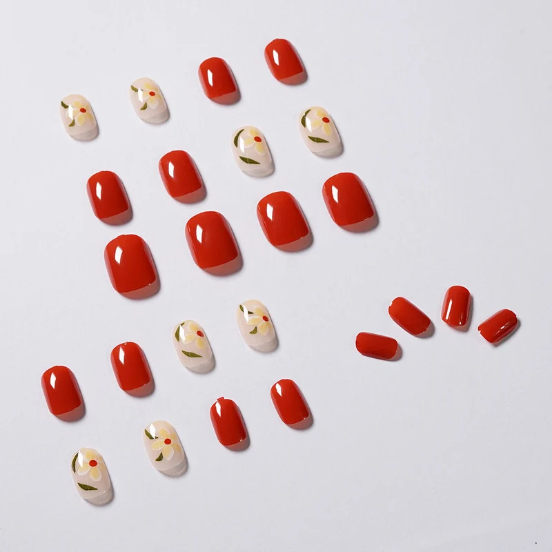 Kunstvolle Nagelkunst mit Blumenmotiven Karnz