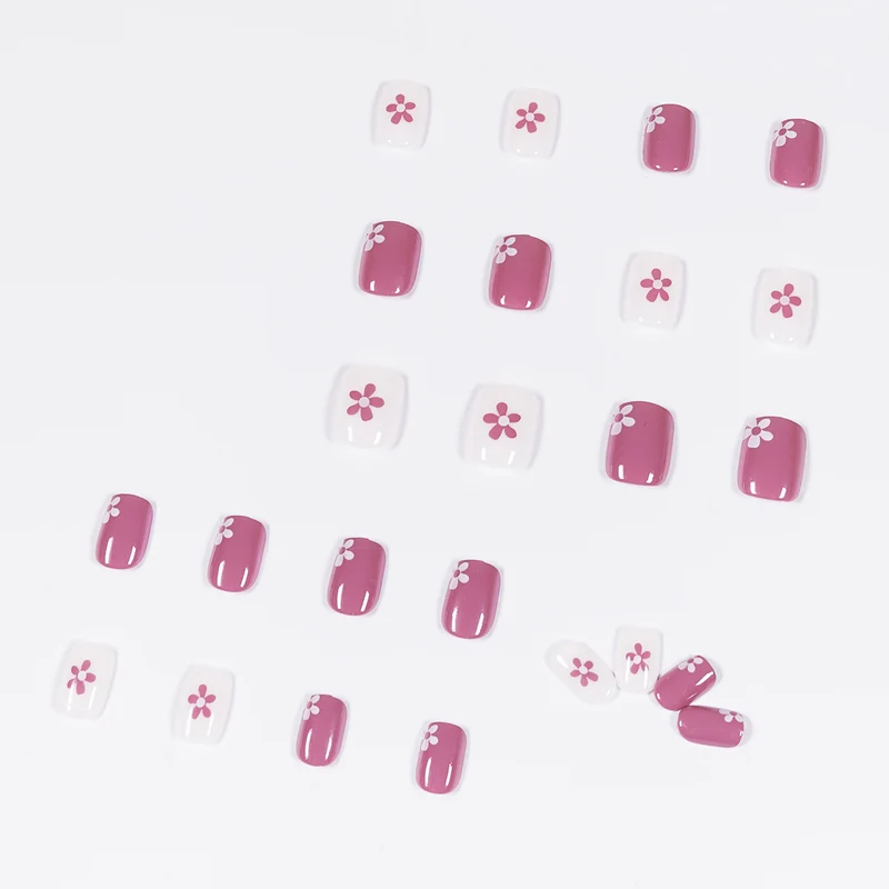 Kunstvolle Nagelkunst mit Blumenelementen Karnz