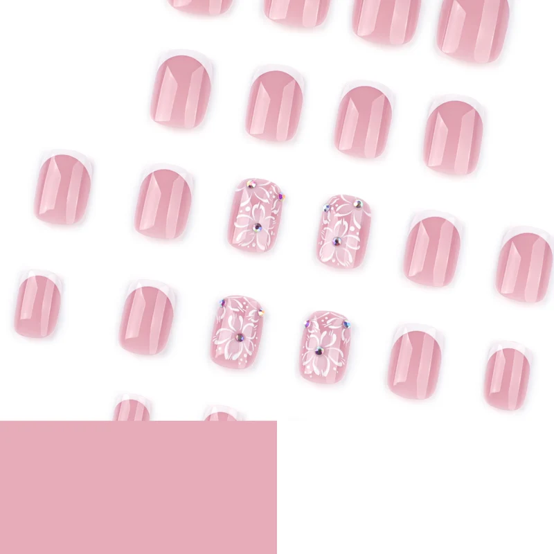 Kunstvolle Nagelkunst mit Blumendesign Karnz