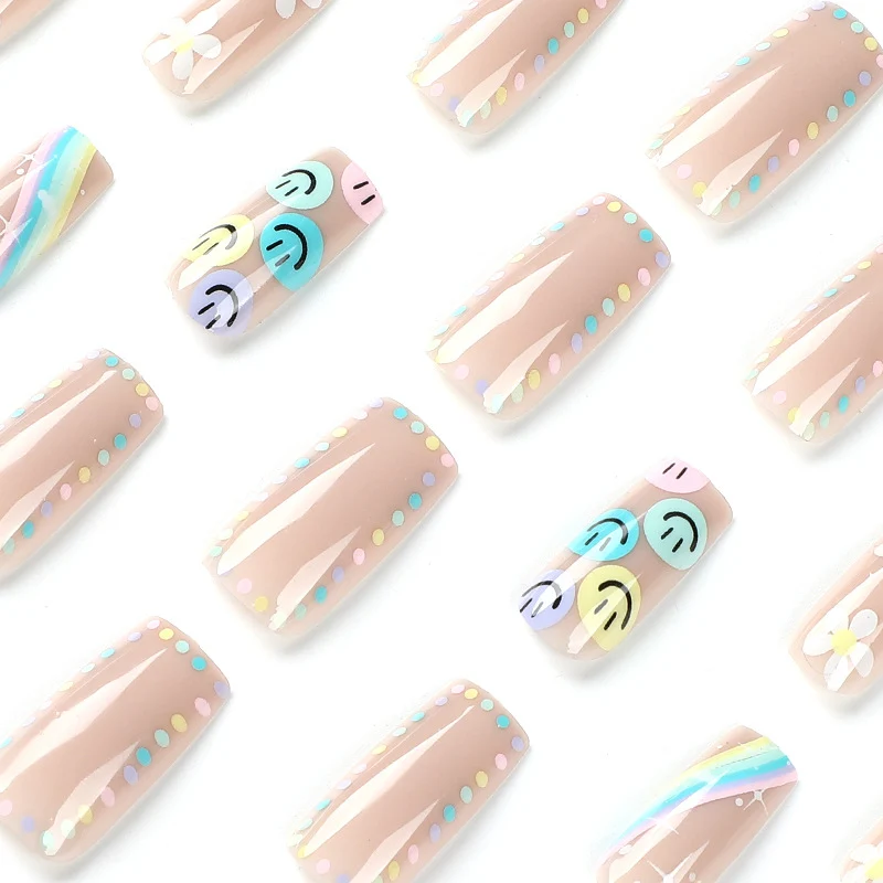 Kunstvolle Nagelkunst mit Blumen- und Smiley-Motiven Karnz