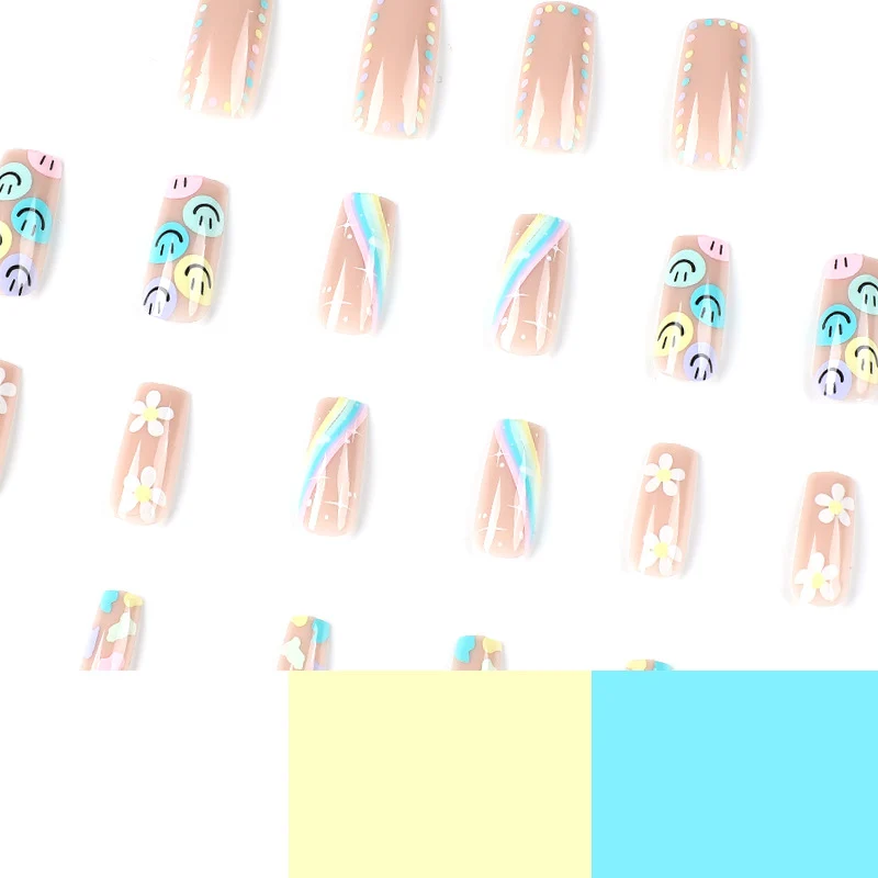 Kunstvolle Nagelkunst mit Blumen- und Smiley-Motiven Karnz