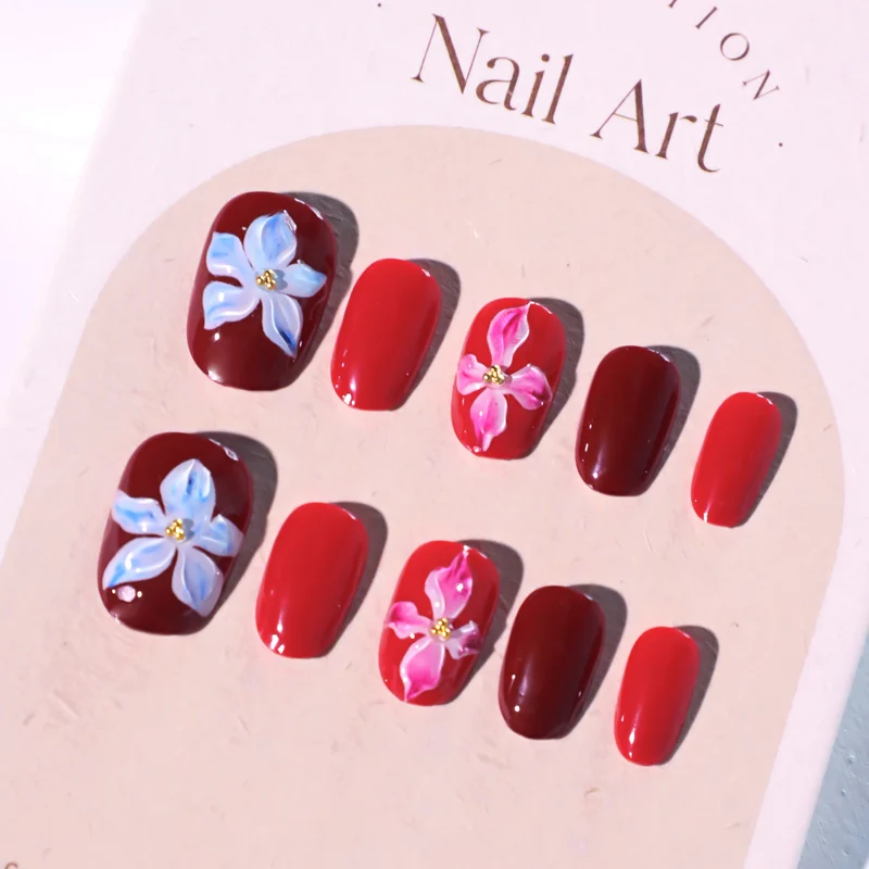 Kunstvolle Nagelkunst mit Blumen-Motiven Karnz