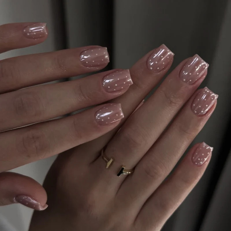 Kunstvolle Nagelkunst mit Blumen-Design und Blauem French Tip Karnz