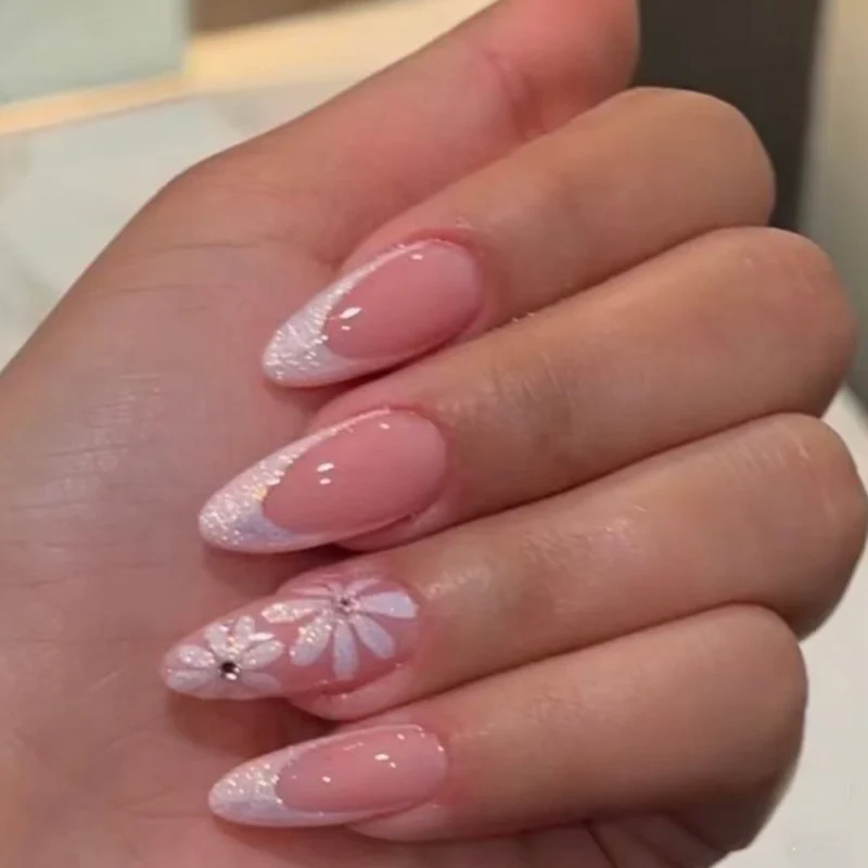 Kunstvolle Nagelkunst mit Blumen-Design und Blauem French Tip Karnz