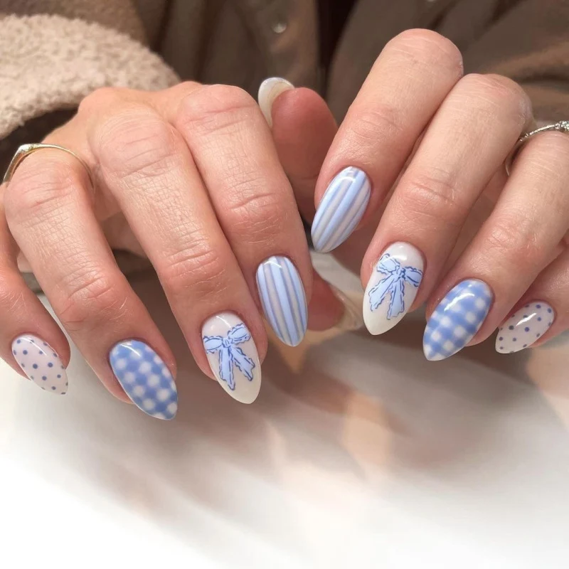Kunstvolle Nagelkunst mit Blumen-Design und Blauem French Tip Karnz