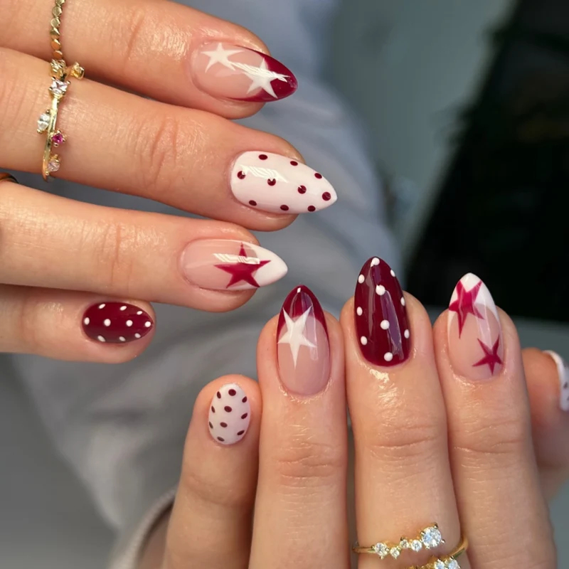 Kunstvolle Nagelkunst mit Blumen-Design und Blauem French Tip Karnz