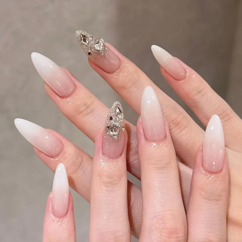 Kunstvolle Nagelkunst mit Blumen-Design und Blauem French Tip Karnz