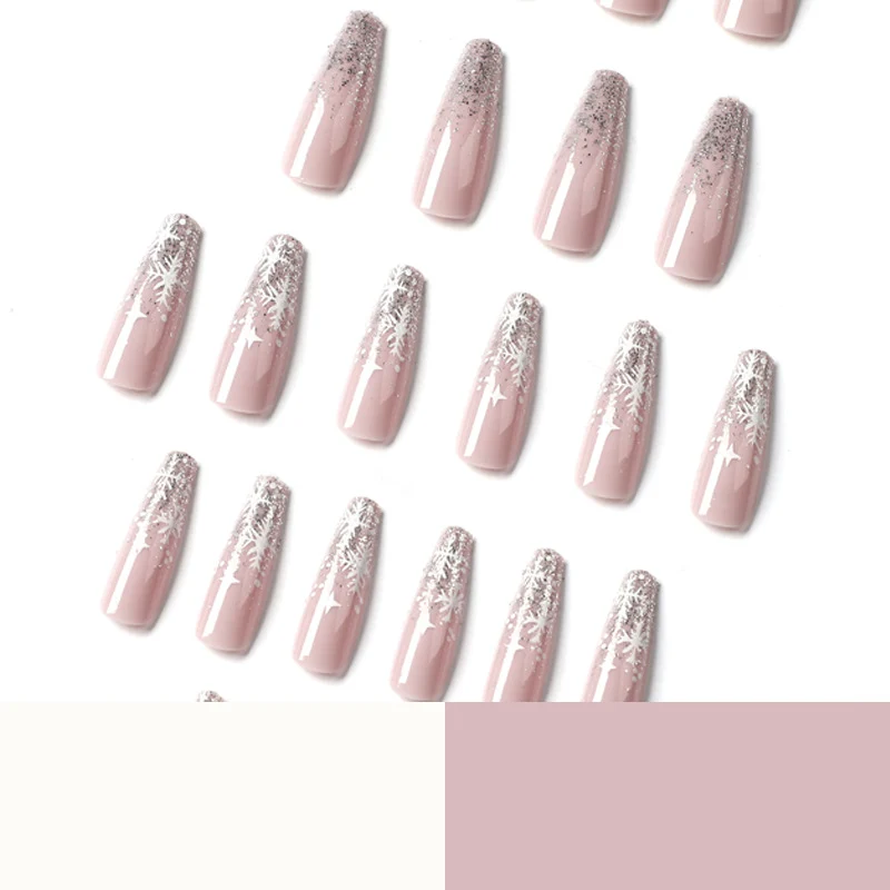 Kunstvolle Nagelkunst im Winterdesign mit Glitzer und Schneeflocken Karnz