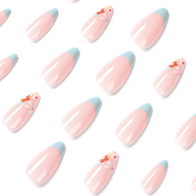 Kunstvolle Nagelkunst im modernen floralen Design Karnz