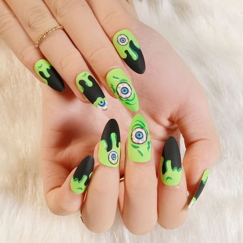Kunstvolle Nagelkunst im Halloween-Design Karnz