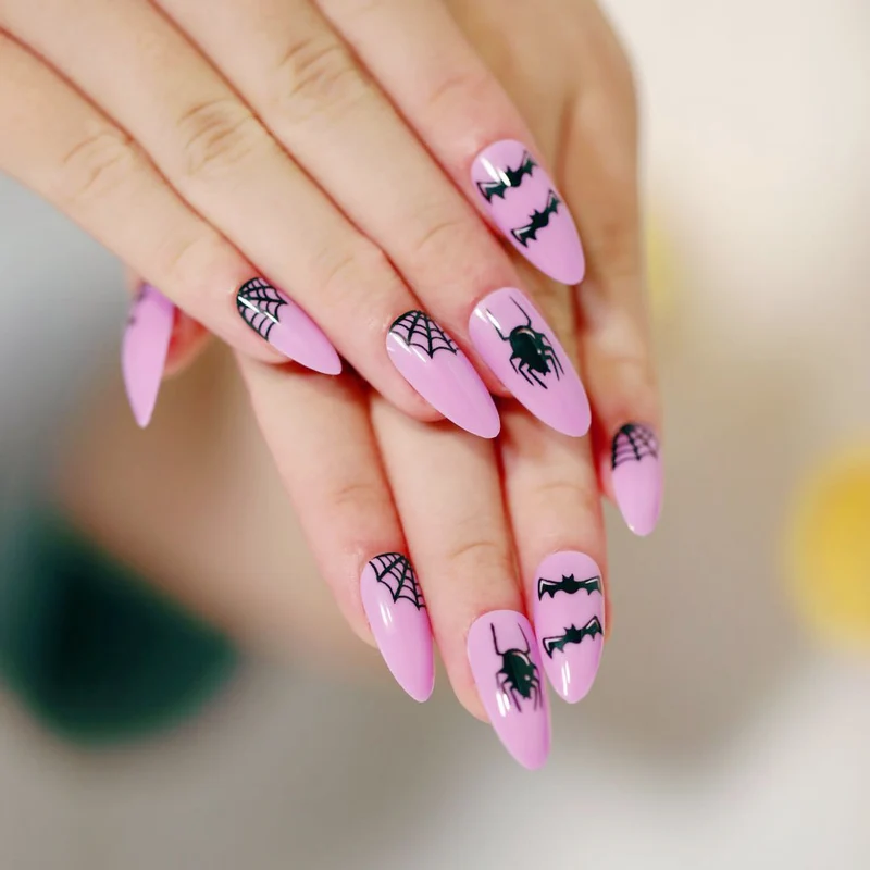 Kunstvolle Nagelkunst im Halloween-Design Karnz