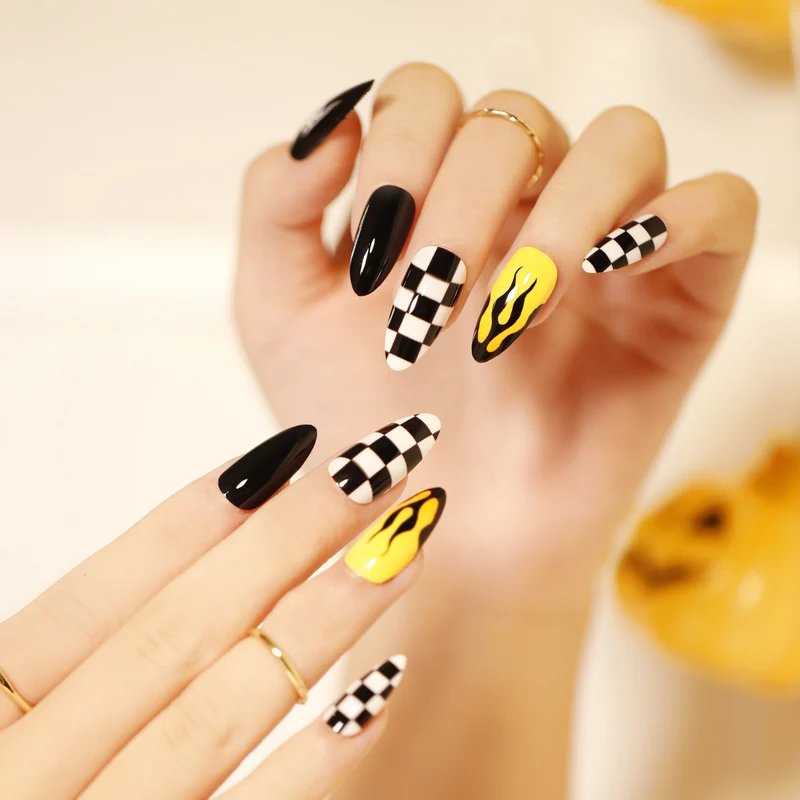 Kunstvolle Nagelkunst im Halloween-Design Karnz