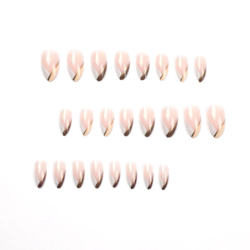 Kunstvolle Nagelkunst im eleganten Stiletto-Design mit goldenen Akzenten Karnz