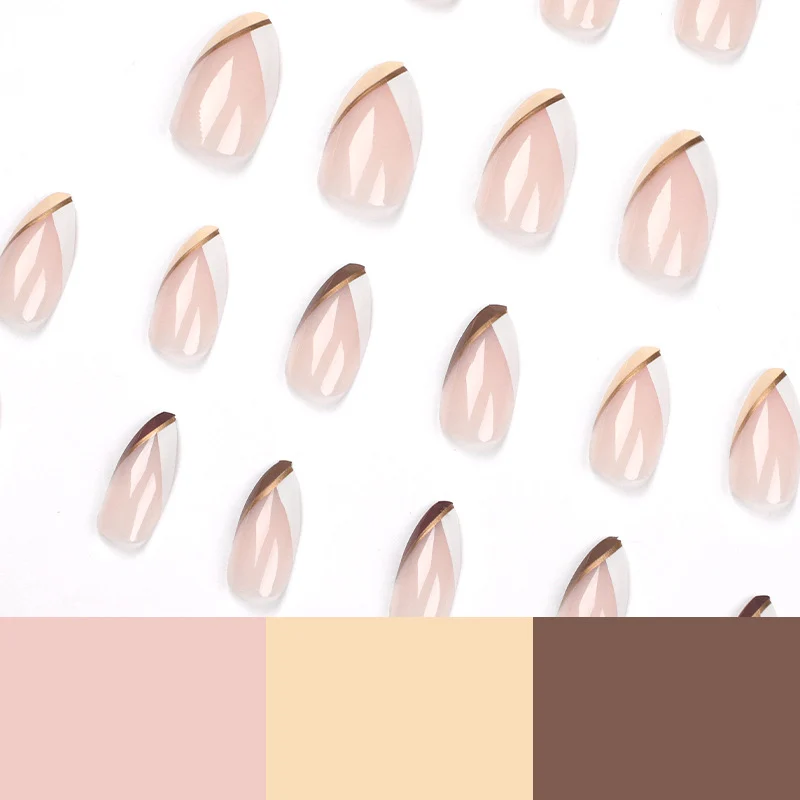 Kunstvolle Nagelkunst im eleganten Stiletto-Design mit goldenen Akzenten Karnz
