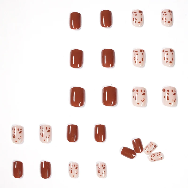 Kunstvolle Nagelkunst im eleganten Design Karnz