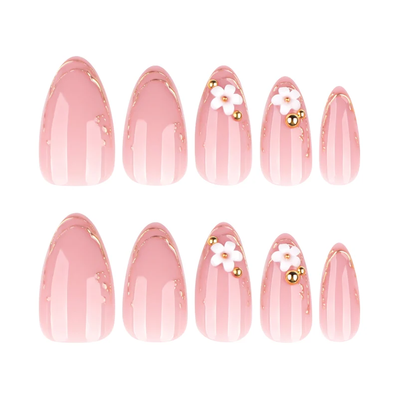 Kunstvolle Nagelgestaltung mit goldenen Akzenten und floralen Details Karnz