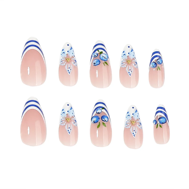 Kunstvolle Nagelgestaltung mit floralen und maritimen Elementen Karnz