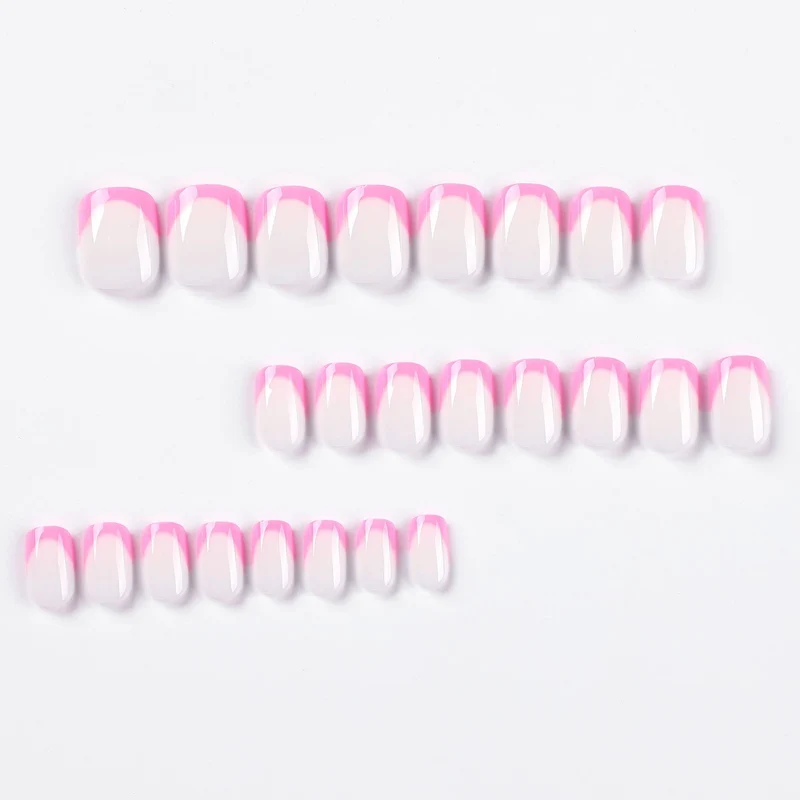 Kunstvolle Nagelgestaltung mit elegantem French-Tip und modernen Akzenten Karnz