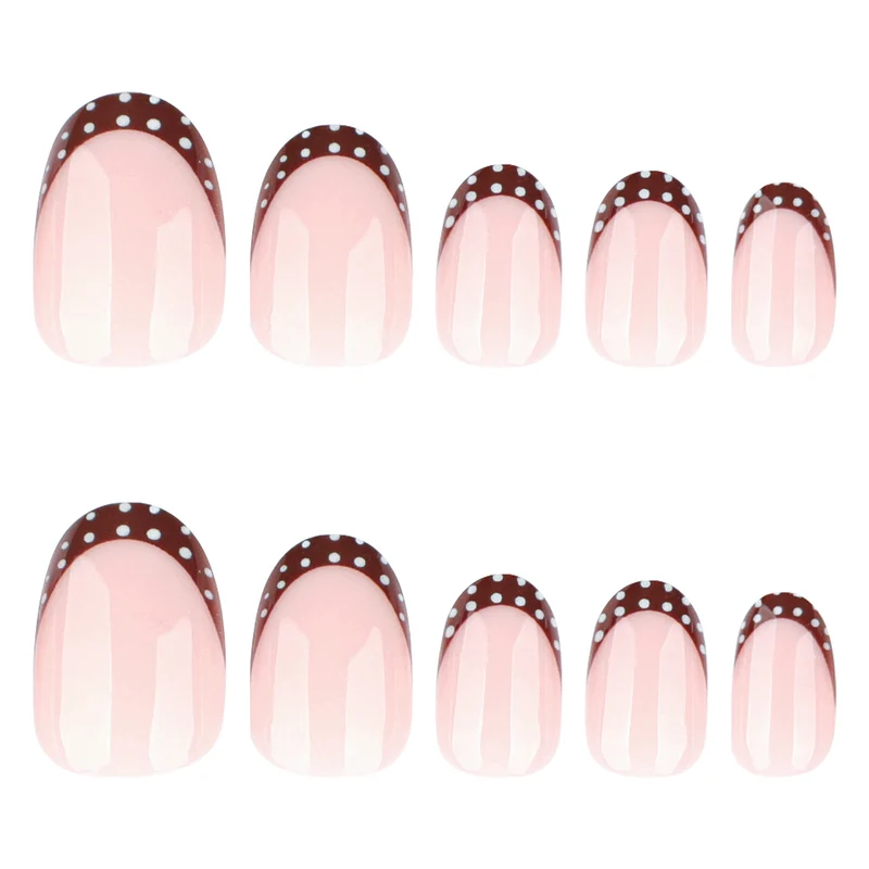 Kunstvolle Nagelgestaltung mit elegantem French-Tip und Akzenten Karnz
