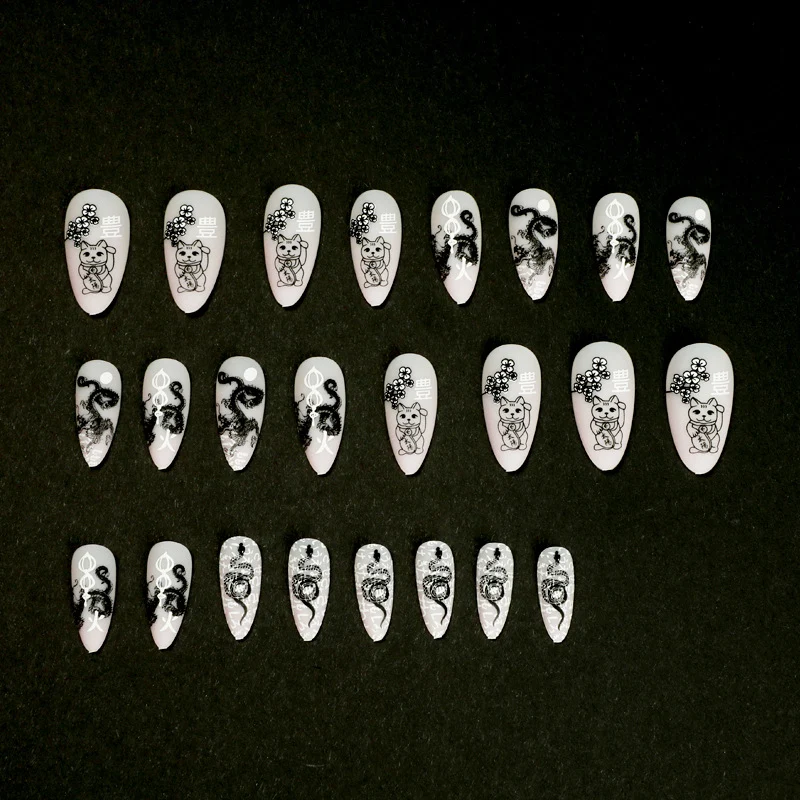 Kunstvolle Nageldesigns mit tierischen Motiven Karnz