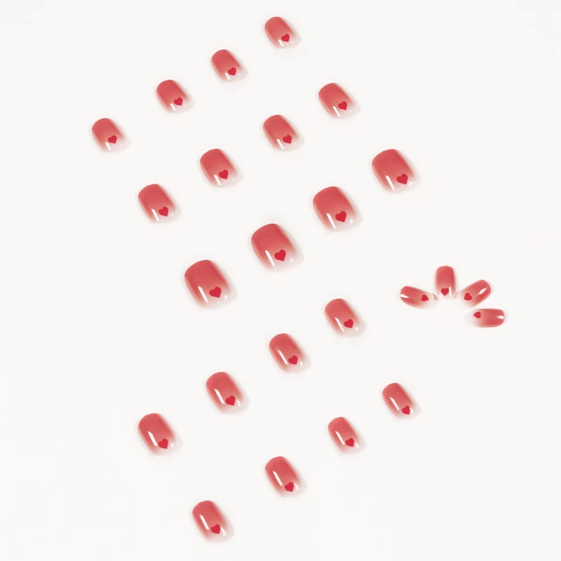 Kunstvolle Nageldesigns mit romantischen Herzmotiven Karnz