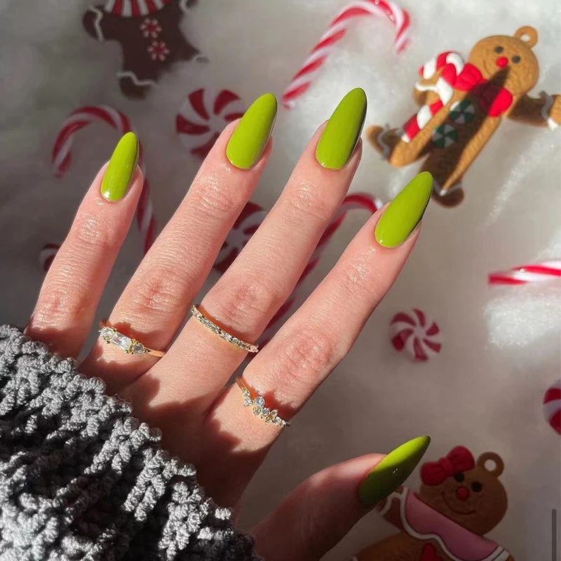 Kunstvolle Nageldesigns mit mattem Finish und elegantem Stiletto Karnz