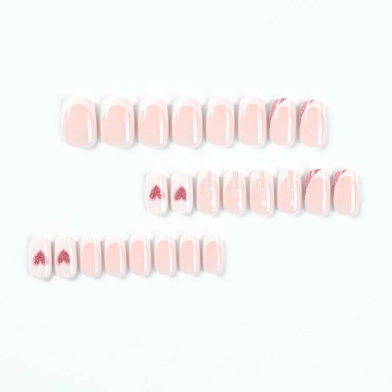 Kunstvolle Nageldesigns mit Herz- und Glitzerakzenten Karnz